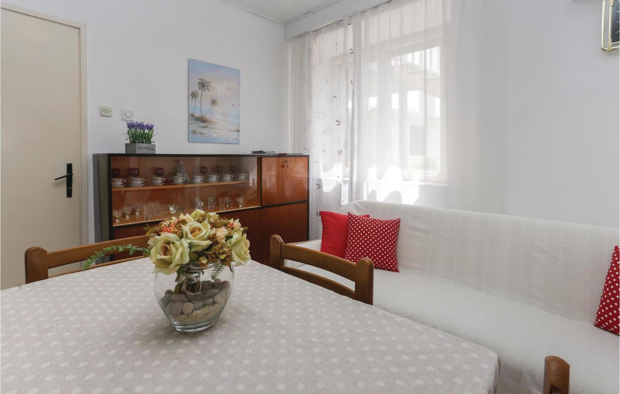 2 Bedroom Stunning Apartment In Kastel Kambelovac Kaštela Exterior foto